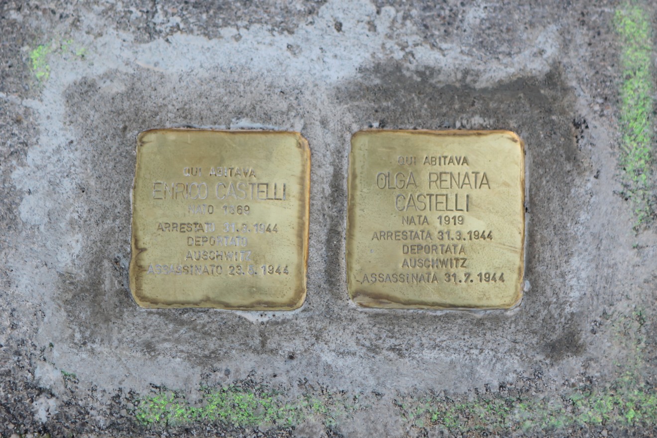 Pietre d'inciampo dedicata ai Castelli, commemorando le vittime della deportazione durante la Seconda Guerra Mondiale.