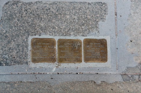 Pietre d'inciampo commemorative dedicate alla famiglia Polacco, a ricordo della loro storia.