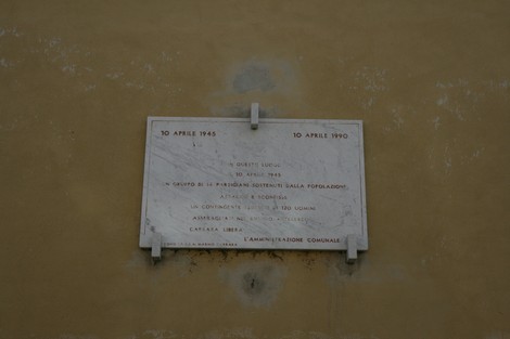 Lapide commemorativa dell'assalto al rifugio, 10 aprile 1945 e 10 aprile 1990, per ricordare eventi storici significativi.