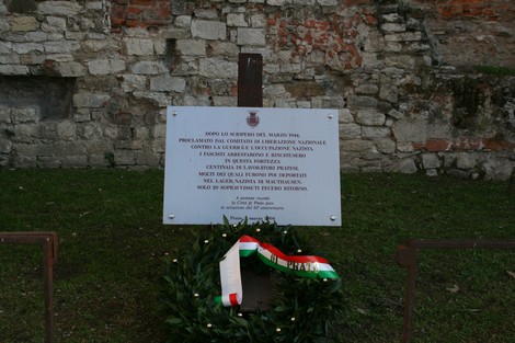 Cippo commemorativo dedicato ai deportati durante gli scioperi, in ricordo delle vittime e della resistenza.
