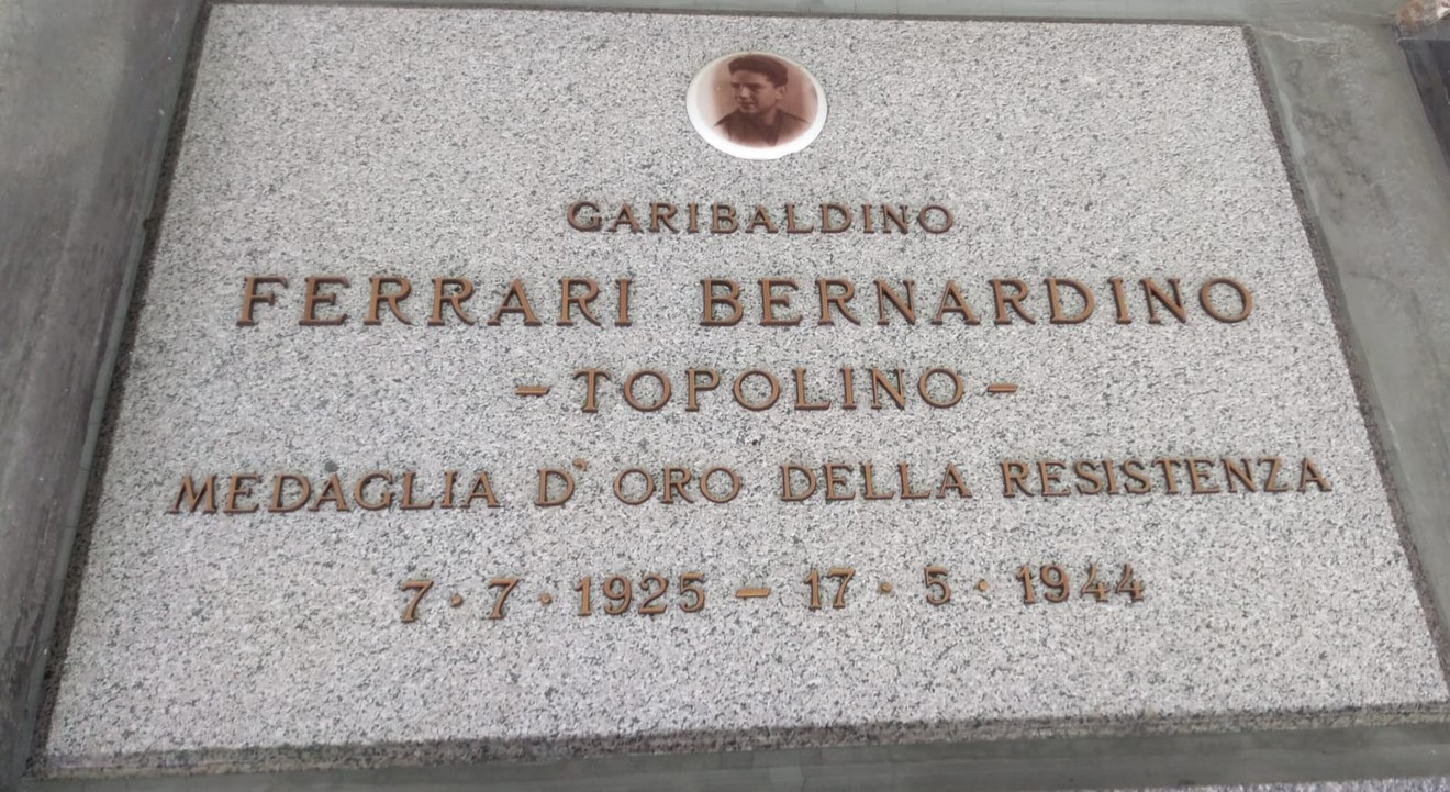 Sepolcro di Bernardino Ferrari, Medaglia d'Oro della Resistenza, commemorato con un bordo di granito.