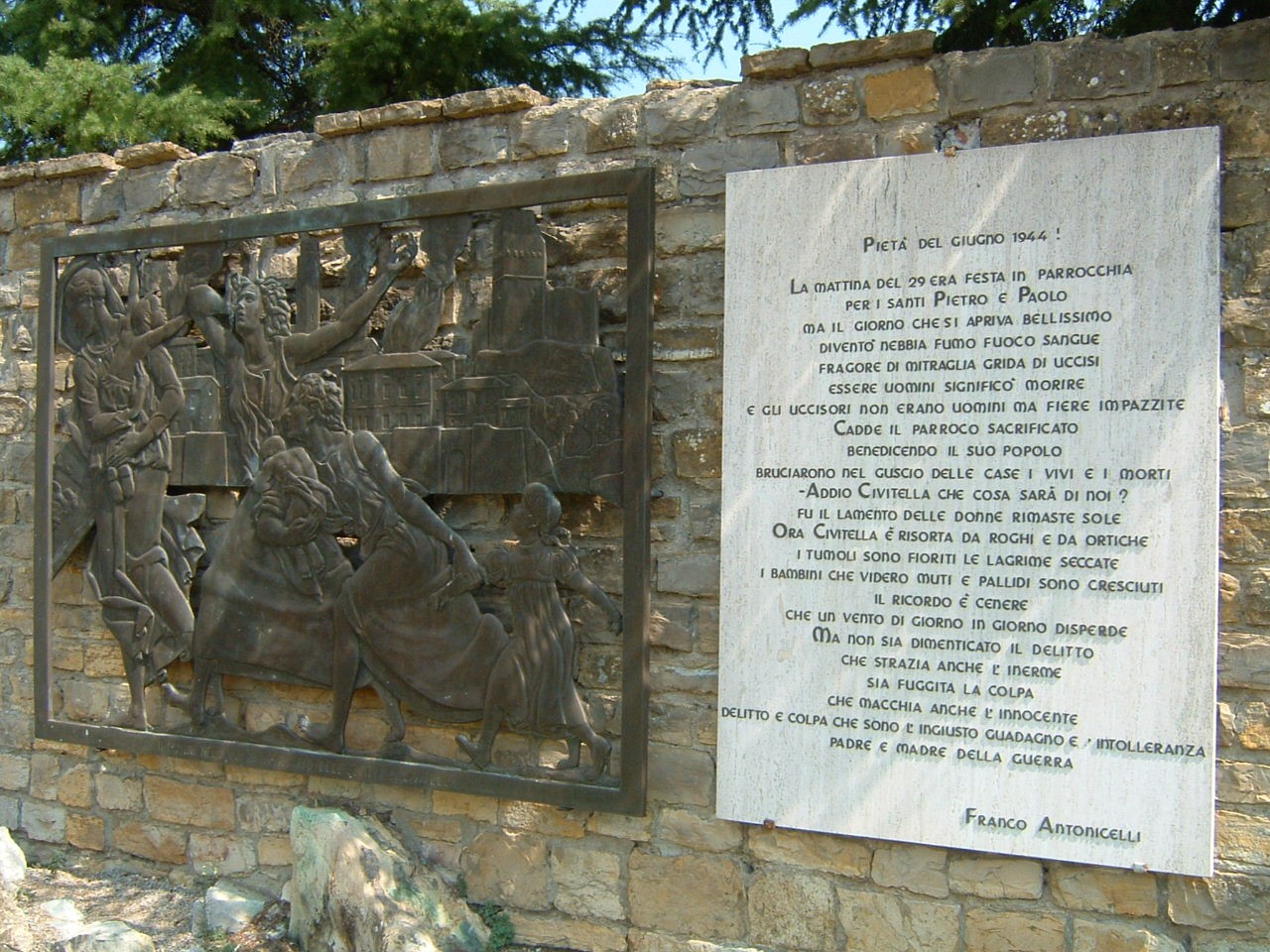 Monumento commemorativo della strage di Civitella, simbolo di memoria e riflessione su eventi tragici.