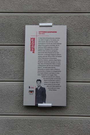 Immagine di un'informativa su Vittorio Gasparini, partigiano, affissa su una parete. Contesto storico e commemorativo.