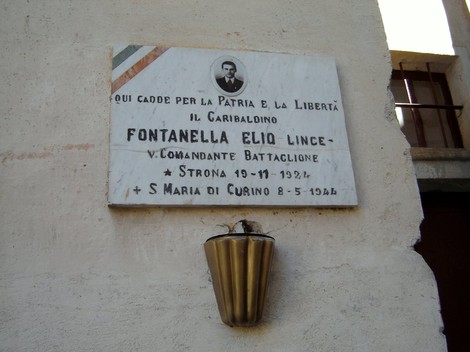 Lapide commemorativa dedicata a Elio Fontanella, caduto per la Patria il 19 novembre 1942.