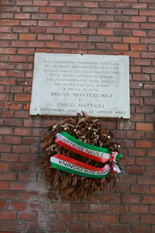 Lapide commemorativa in onore di Bruno Monterumici e Vaso Matteoli, decorata con una corona di alloro.
