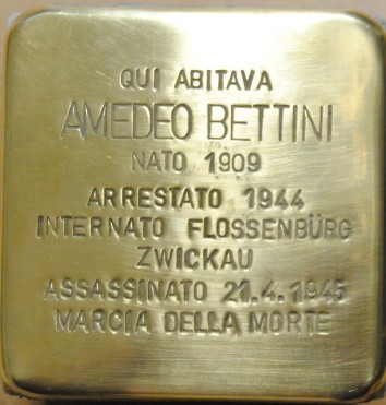 Pietra d'inciampo in ottone incassata nel selciato, con iscrizione dedicata a una vittima della deportazione.