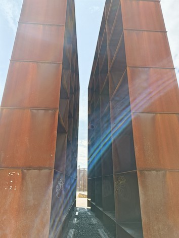 Strutture del Memoriale della Shoah, simbolo della memoria e della riflessione sulla tragedia dell'Olocausto.