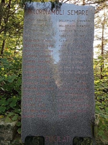Memoriale dedicato ai caduti della Benedicta, circondato da greenery, in ricordo delle vittime della guerra.