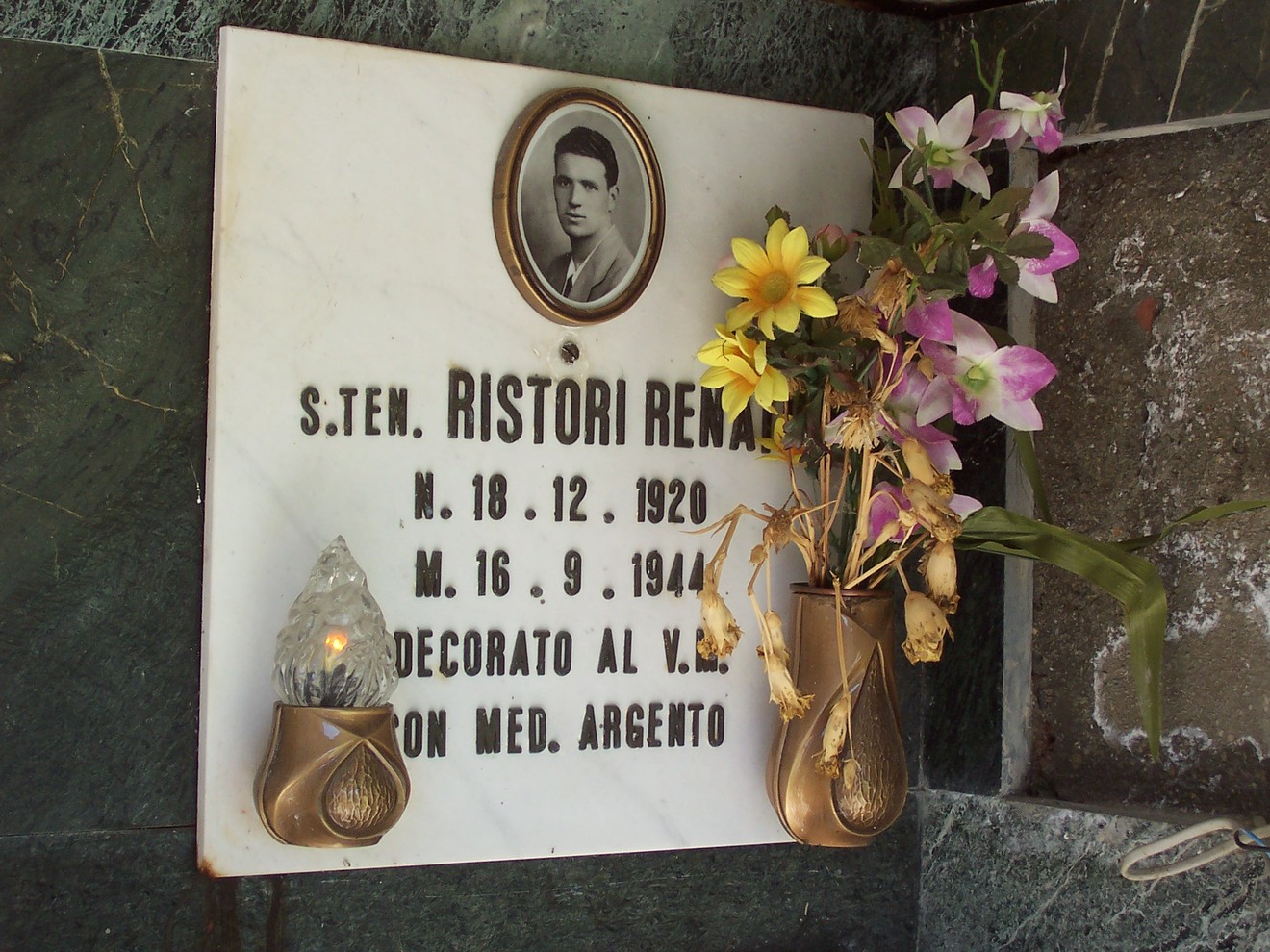 Sepolcro di Ristori, con foto e decorazioni floreali, in memoria del Sottotenente Ristori Renato.