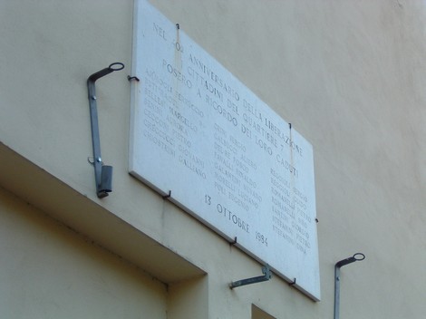 Lapide commemorativa ai caduti del quartiere 7, dedicata alla memoria dei sacrifici durante la guerra.