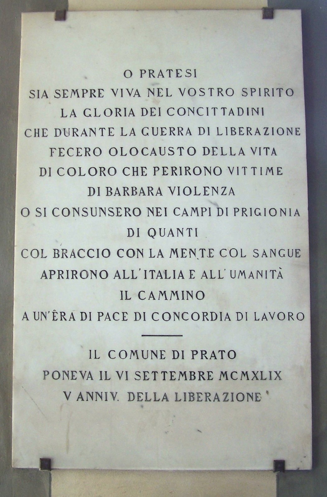 Lapide commemorativa del quinto anniversario della guerra di liberazione, dedicata alle vittime e al lavoro di pace.