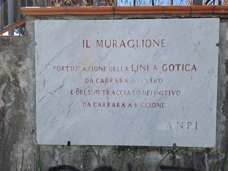 Lastra commemorativa dedicata a "Il Muraglione", fortificazione della linea gotica in Italia.