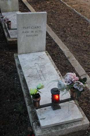 Tombe perpetue dedicate ai caduti, con fiori e lumini in segno di rispetto e memoria.