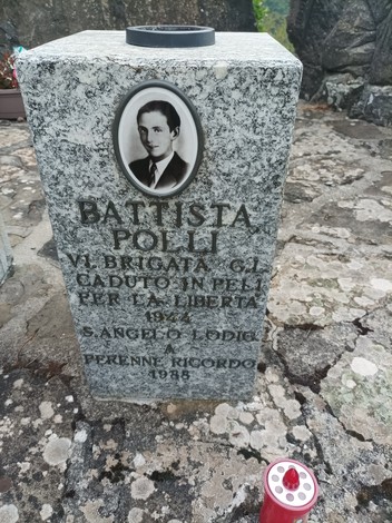 Monumento commemorativo con lapide dedicata a Battista Polli, caduto per la libertà, situato a San Angelo in Fodice.