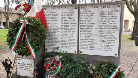Monumento ai caduti di Imola, commemorazione dei soldati persi nelle guerre 1940-1945. Decorato con corone e tricolore.