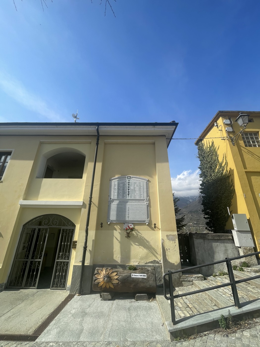 Lapide commemorativa dedicata ai caduti della guerra di liberazione, situata su un edificio.