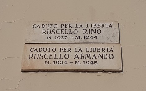 Lapidi commemorative dedicati ai fratelli Ruscello, caduti per la libertà durante la Seconda Guerra Mondiale.