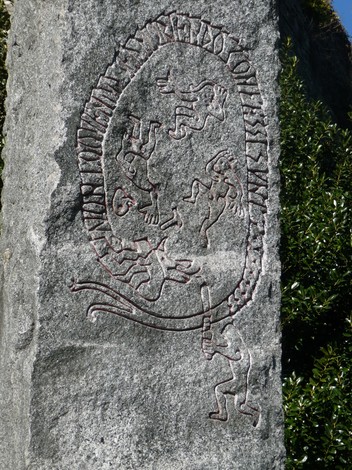 Un monumento in pietra commemorativo con incisioni, dedicato ai caduti e alla guerra di Liberazione.