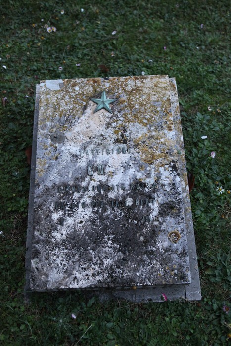 Targa commemorativa dedicata ai partigiani pratesi, simbolo di resistenza e sacrificio.