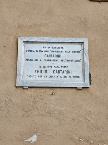 Lapide commemorativa dedicata a Emilio Cantarini, simbolo di libertà e resistenza.