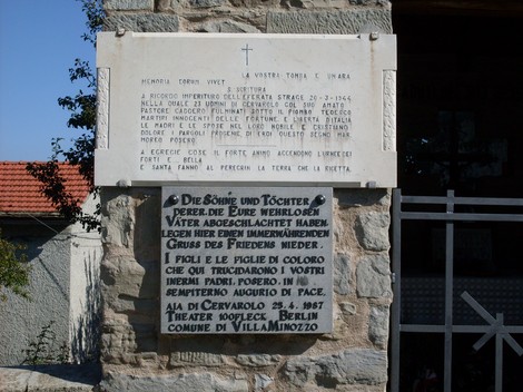 Aia di Cervarolo, monumento commemorativo con iscrizioni e croce, immerso nella natura e nella storia.