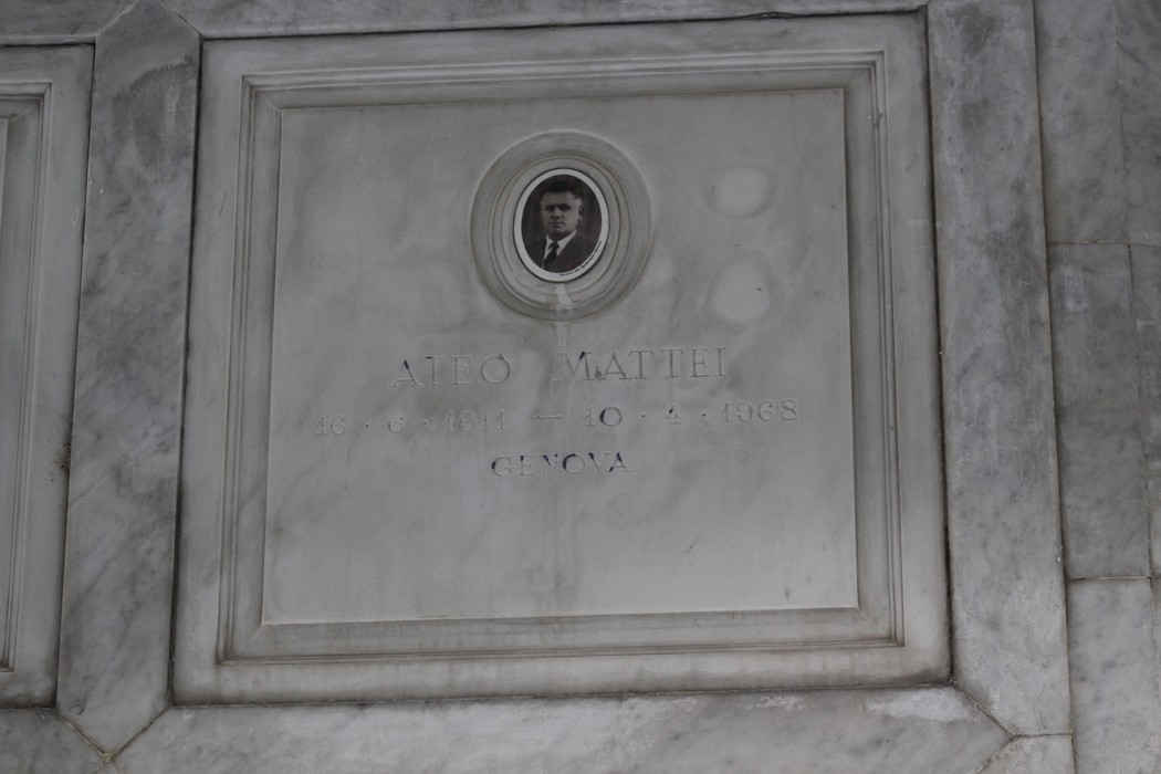 Il "Sacrario dei partigiani di Torbella", commemorazione storica con un ritratto di un partigiano.