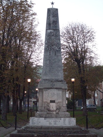 Monumento ai Caduti di Vezzano, obelisco commemorativo in onore dei caduti locali.
