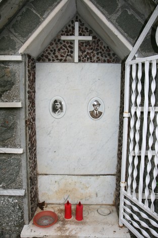 Tabernacolo di Casa Giannino, un luogo di memoria con immagini e candele, simbolo di devozione e ricordo.