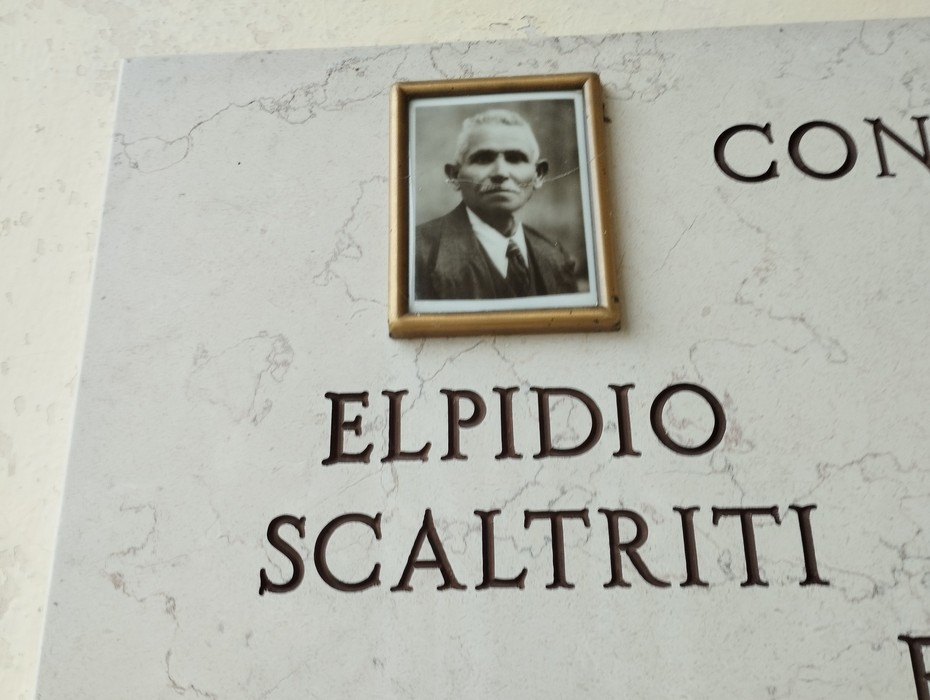 Lapide commemorativa per la famiglia Scaltriti, con foto di Elpidio Scaltriti, in memoria e onore.