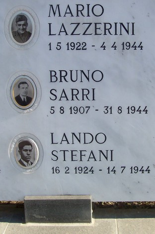 Monumento dedicato ai partigiani, con nomi e date di caduta in onore della Resistenza.