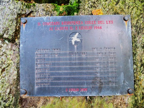 Targa commemorativa dedicata ai caduti della Resistenza al Colle del Lys, risalente al 2 luglio 1944.