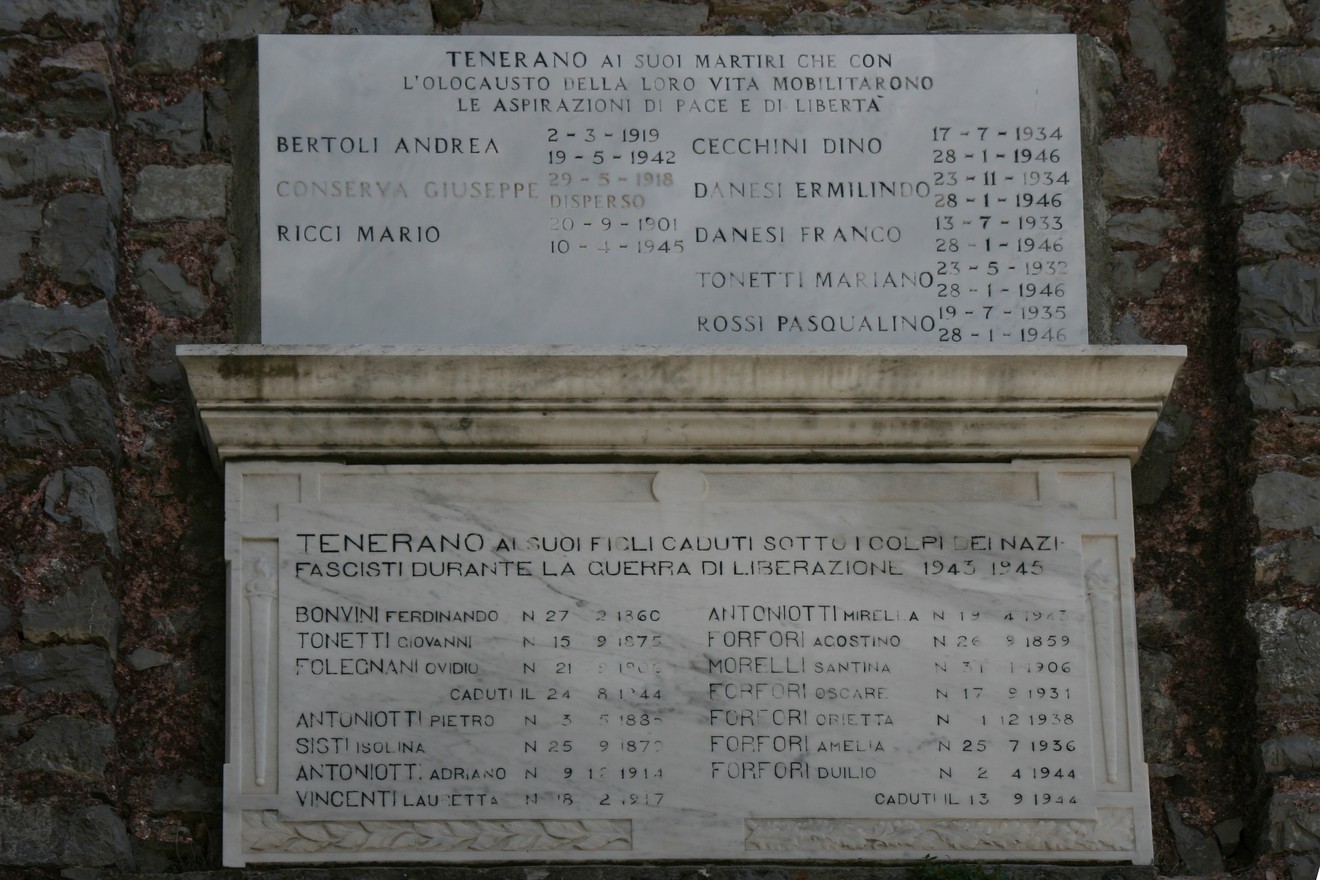 Lapidi di Tenerano che commemorano i martiri dell'Olocausto e i caduti della Resistenza.