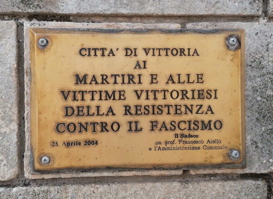 Lapidi commemorative dedicati ai martiri della Resistenza contro il fascismo nella città di Vittoria.