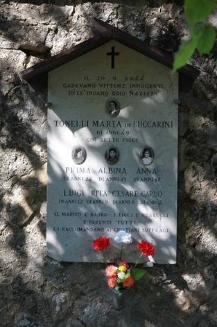 Vecchi sepolcri del cimitero di San Martino, con decorazioni e nomi di famiglie commemorative.
