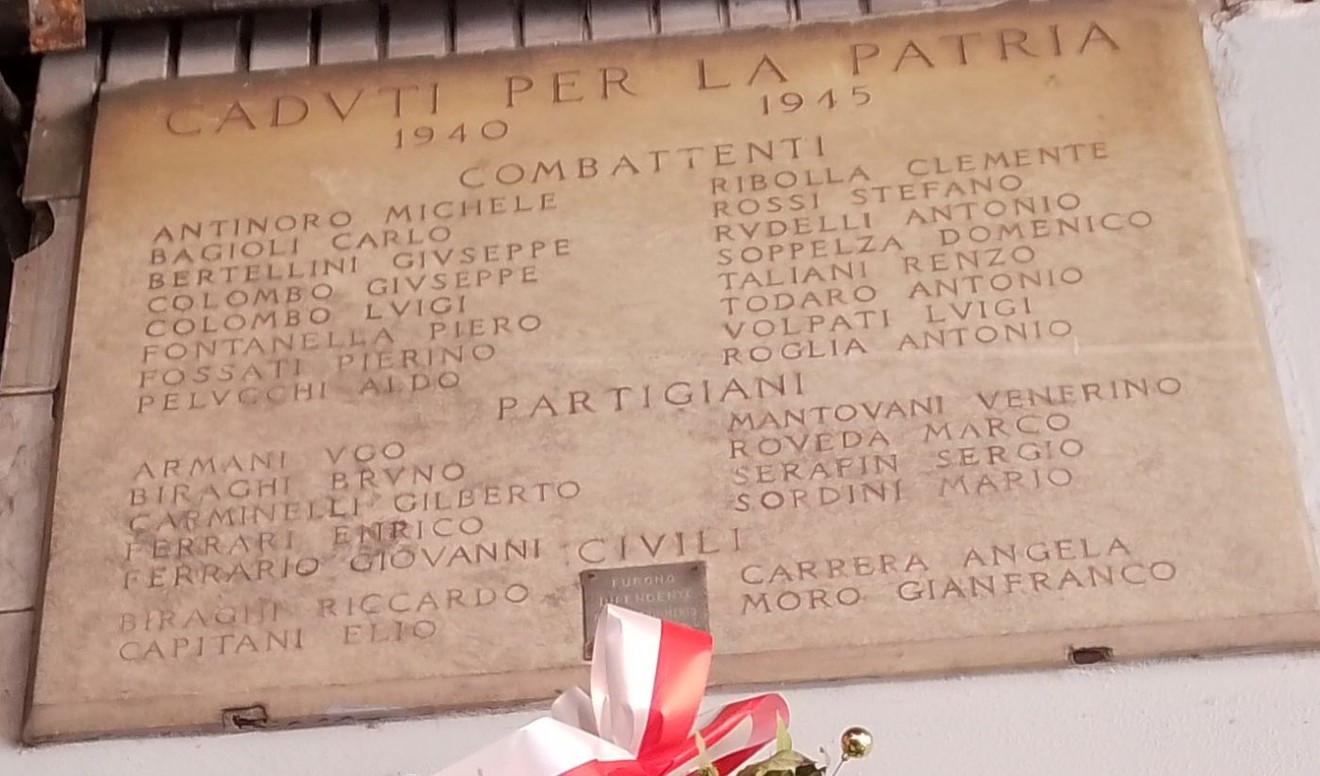 Lapide commemorativa ai Caduti della Olap, con nomi di combattenti e partigiani dal 1940 al 1945.