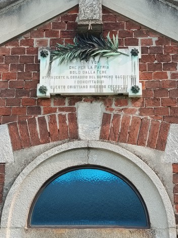 La Cappella dei caduti di Muggiò, monumento commemorativo con elementi architettonici e decorazioni in cotto.