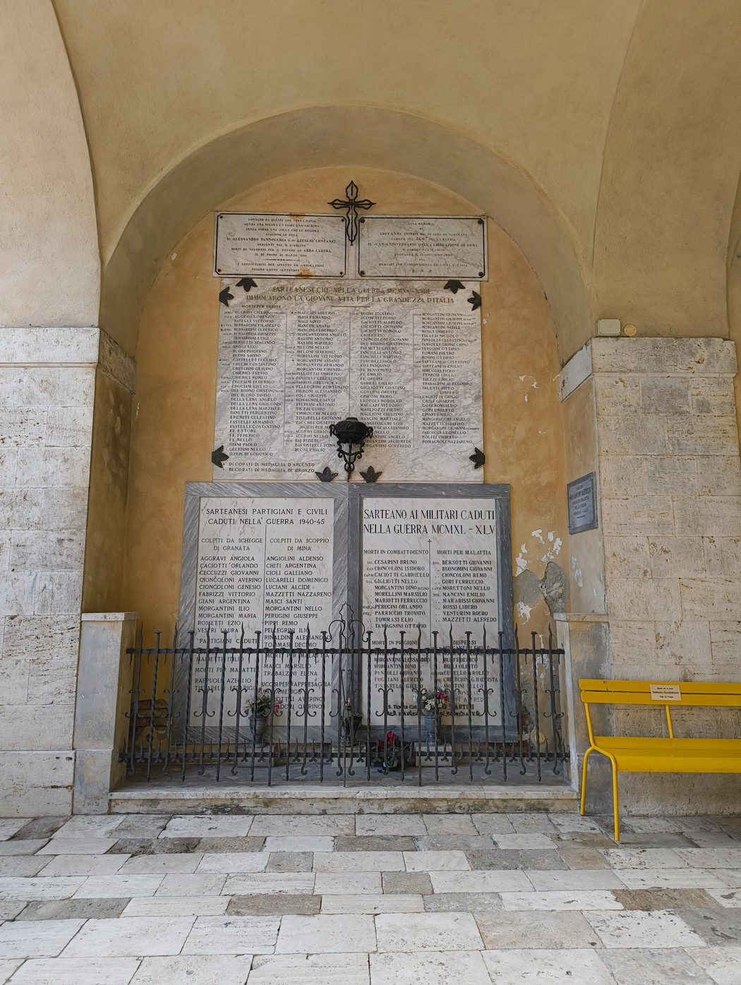 Lapidi commemorative dedicate ai caduti di Sarteano, allestite in un'area protetta e storica.