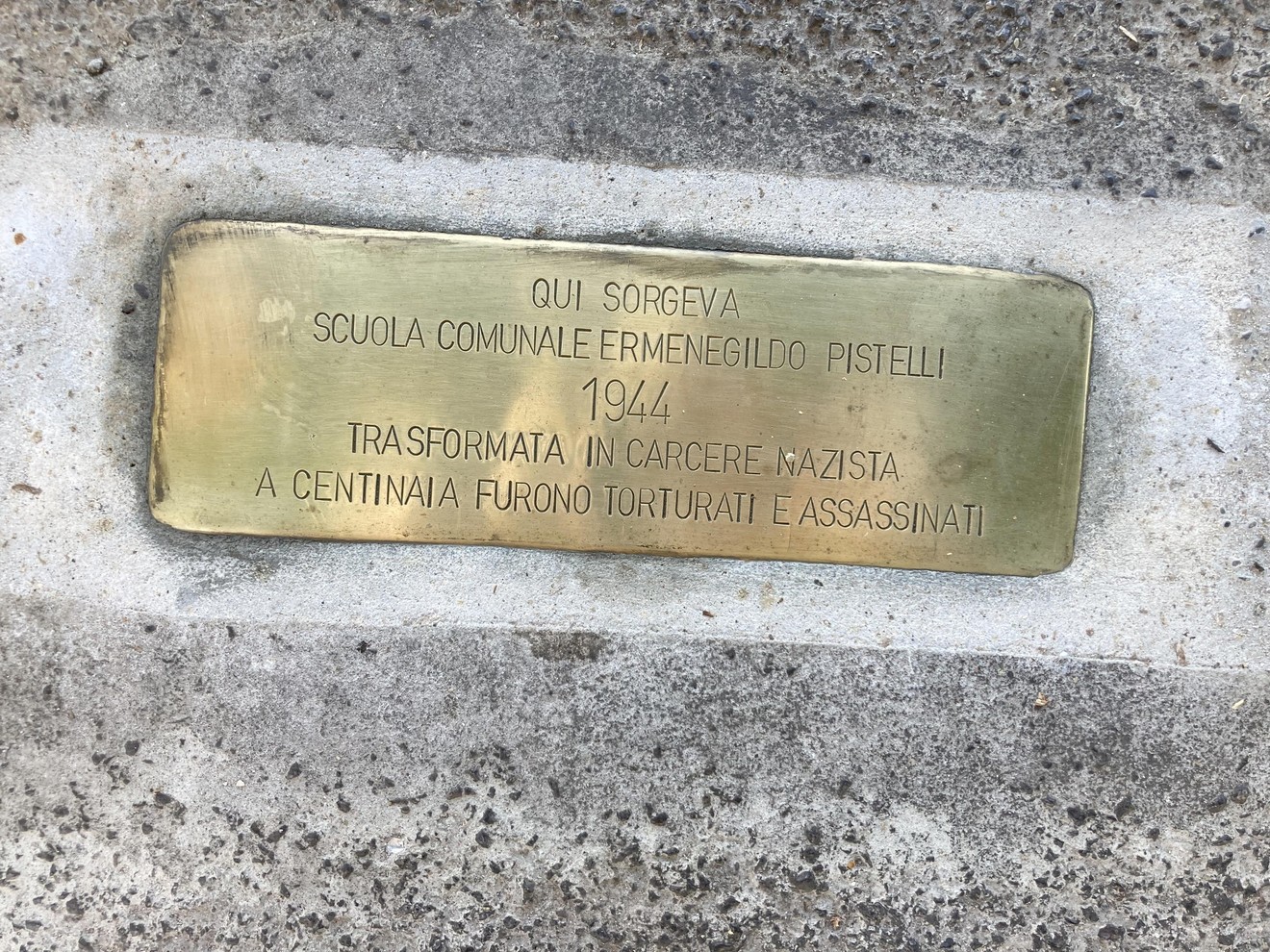 Pietra d'inciampo in memoria della scuola comunale trasformata in carcere nazista nel 1944.
