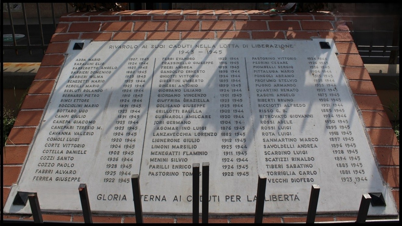 Monumento in memoria dei caduti per la Libertà a Rivarolo, con elenchi di nomi e date incisi su una targa.