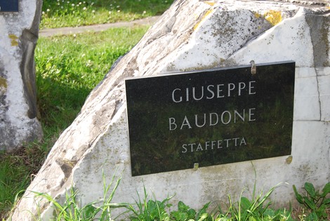 Monumento dedicato a Giuseppe Baudone nel Parco della Resistenza di Caniparola. Un luogo di memoria e riflessione.