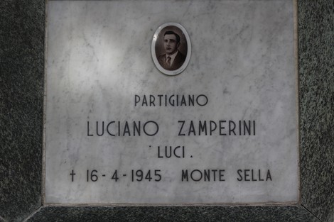 Sacrario dedicato ai caduti per la Liberazione, con lapide commemorativa e foto di un partigiano.