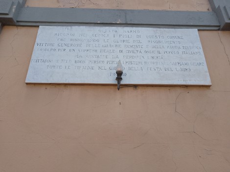 Lapide commemorativa dedicata ai caduti per la libertà, con iscrizioni in memoria delle loro gesta.