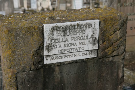Cenotafio nel cimitero ebraico, dedicato ai deportati e alle vittime dell'Olocausto. Ricordo e memoriale.