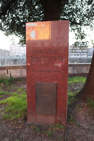 Monumento a Matteotti, dedicato alla memoria del politico con una stele in pietra rossa.