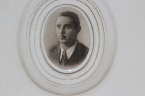 Ritratto in bianco e nero di un giovane uomo, incorniciato in un ovale su fondo chiaro.