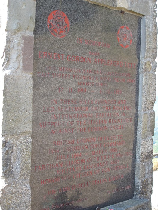 Monumento a Lett e ai prigionieri alleati, dedicato al supporto della resistenza italiana durante la guerra.