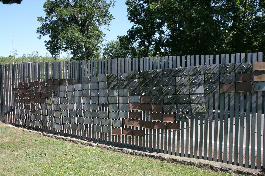 Giardino della Memoria: un luogo di riflessione, con opere che onorano la memoria e il ricordo collettivo.