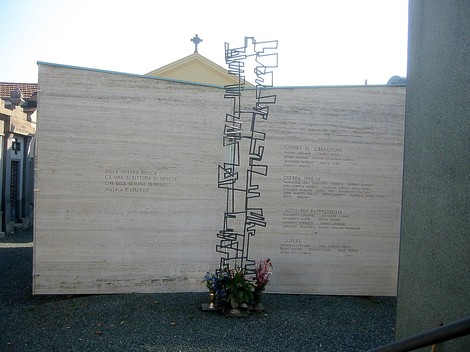 Sacrario ai caduti di Pralungo, memoriale in onore dei caduti con monumento e iscrizioni commemorative.