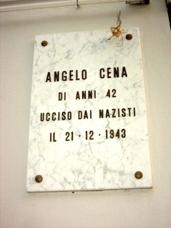 Lapide commemorativa dedicata ad Angelo Cena, vittima del nazismo nel 1943.