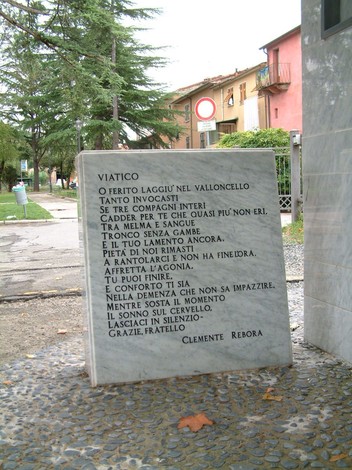 Monumento ai caduti, commemorazione dedicata ai soldati e al loro sacrificio per la patria.